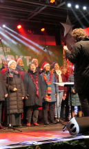 Chor beim Adventsmarkt auf dem Rathausplatz Chor beim Adventsmarkt auf dem Rathausplatz