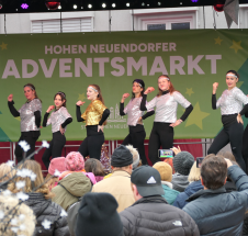 Tanzgruppe Adventsmarkt auf dem Rathausplatz Tanzgruppe Adventsmarkt auf dem Rathausplatz