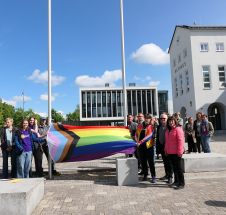 Flaggenhissung mit Anwesenden