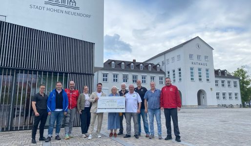 Sportförderung Scheckübergabe vor dem Rathaus Sportförderung Scheckübergabe vor dem Rathaus