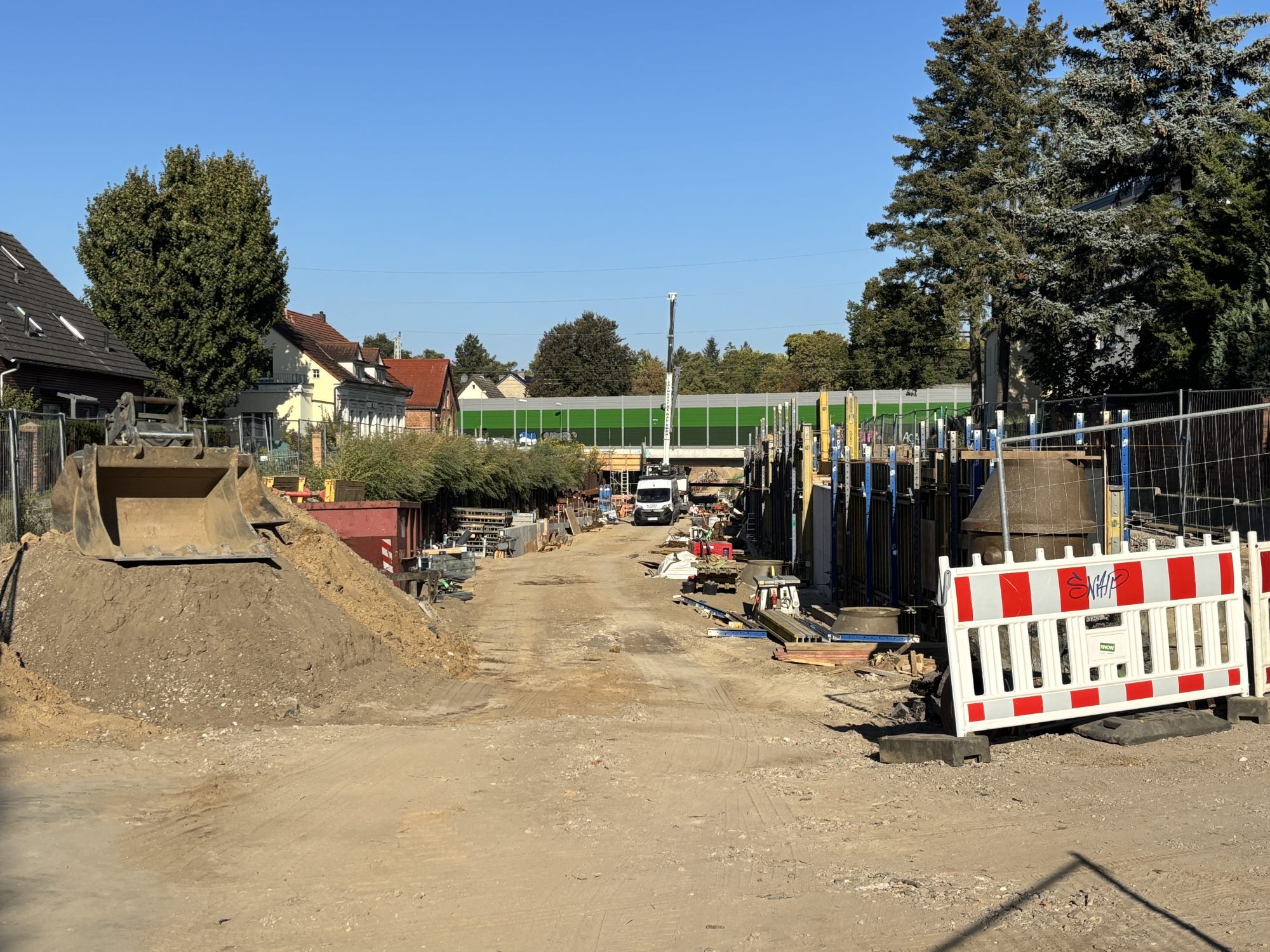 Baustelle an der Karl-Marx-Straße zur Erneuerung der Eisenbahnbrücke.