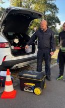 Ein Mitarbeiter des Ordnungsamts zeigt dem Schichtwechsel-Teilnehmer das Ordnungsamt-Einsatzfahrzeug.