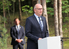 Brandenburgs Ministerpräsident Dr. Dietmar Woidke leitete das Totengedenken ein.