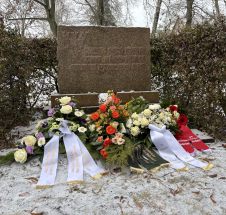 In Gedenken an die Opfer des Holocaust wurden Kränze niedergelegt.