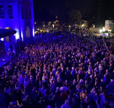 Publikum tanzt ausgelassen beim Stadtfest