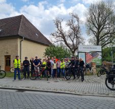 Rund 20 Radelnde nahmen an der Fahrradtour teil. Rund 20 Radelnde nahmen an der Fahrradtour teil.