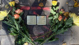 Die Stolpersteine für Selma Pinkus und Helene Wilke vor dem Haus in der Stolper Straße 12.