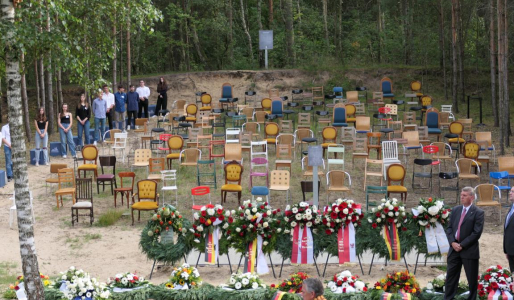 Gedenken zum 60. Jahrestag des Mauerbaus: 140 leere Stühle symbolisieren die Lücken und fehlenden Plätze, die die Maueropfer bis heute hinterlassen.