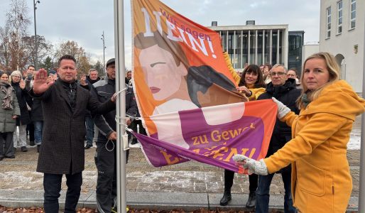 Die Fahne "Wir sagen Nein zu Gewalt gegen Frauen und Mädchen" wird vor dem Rathaus Hohen Neuendorf gehisst.