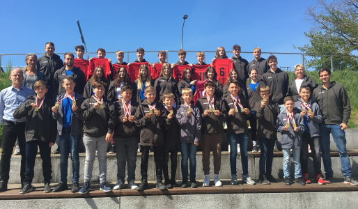 So sehen Landessieger aus! Gleich fünf Schulsportmannschaften auf Hohen Neuendorf errangen den Landesmeistertitel bei „Jugend trainiert für Olympia“.