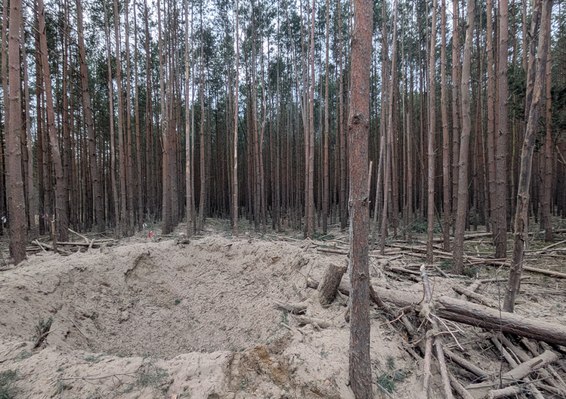 Krater nach Sprengung einer 250-Kilogramm-Bombe.