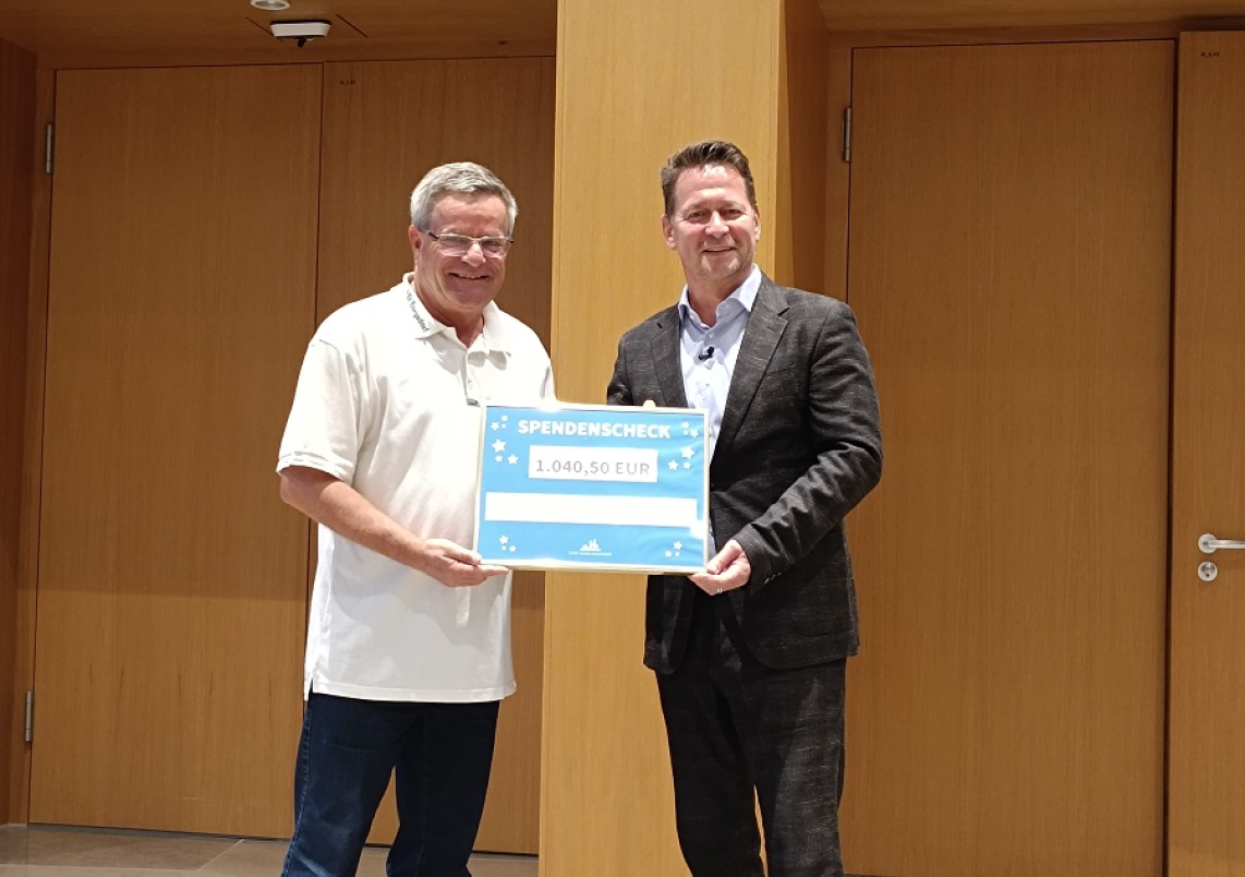 Bürgermeister Steffen Apelt übergibt einen Spendenscheck an Michael Reichert vom FSV Forst Borgsdorf.