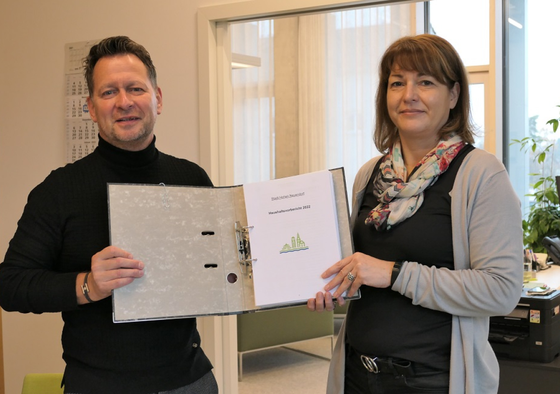 Bürgermeister Steffen Apelt und Kämmerin Michaela Müller-Lautenschläger stellten den Haushaltsplan für das Jahr 2022 vor.