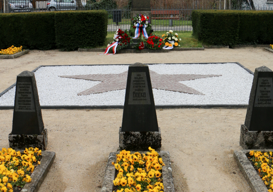 Gedenken am sowjetischen Ehrenmal in Hohen Neuendorf.