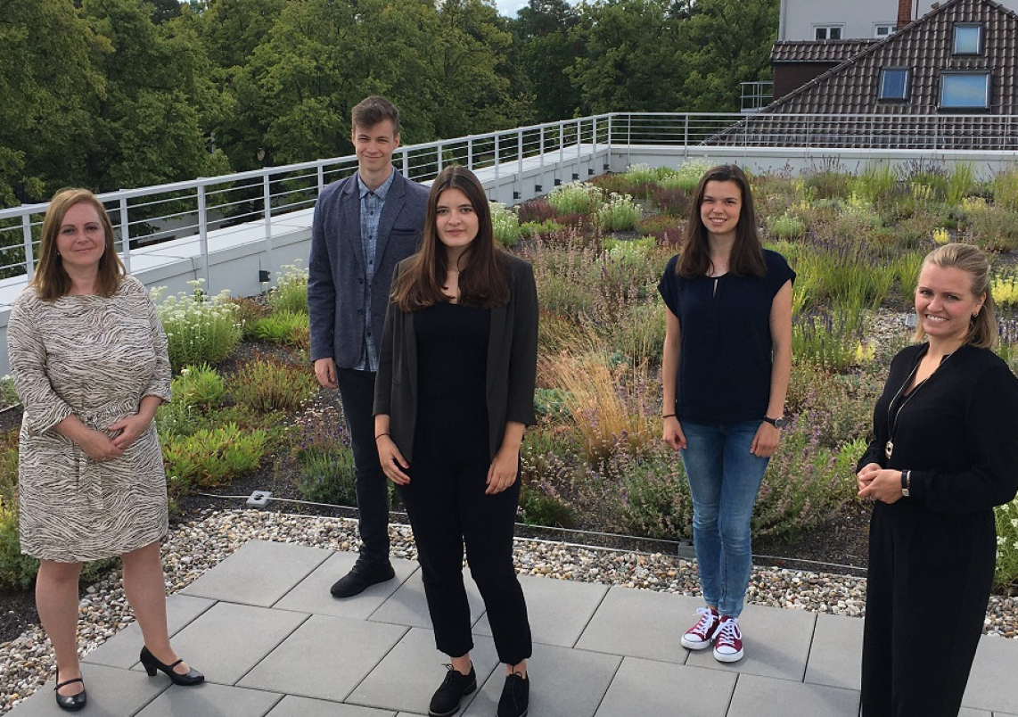 Ausbildungsleiterin Diana Ruthenberg, die beiden Auszubildenden Justin Hagemann und Jil Karus, Studentin Charlien Sacher und Azubi-Beauftrage Jenny Lindemann (v.l.)