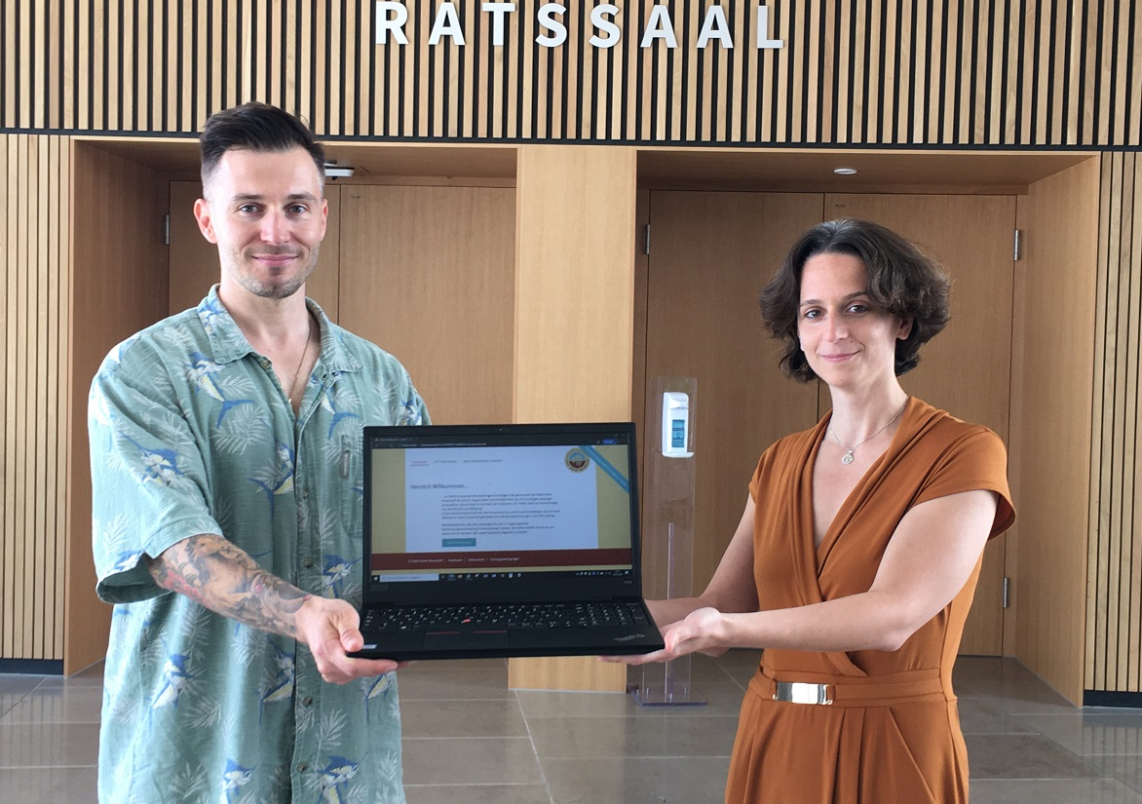 Benjamin Ruff von “leanlabs“ und Verwaltungsmitarbeiterin Susanne Kübler stellen das Online-Abstimmungstool für den Bürgerhaushalt 2020 vor.