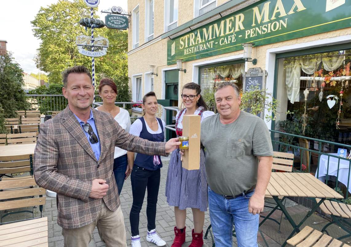 Bürgermeister Steffen Apelt gratuliert zu 25 Jahren "Strammer Max"