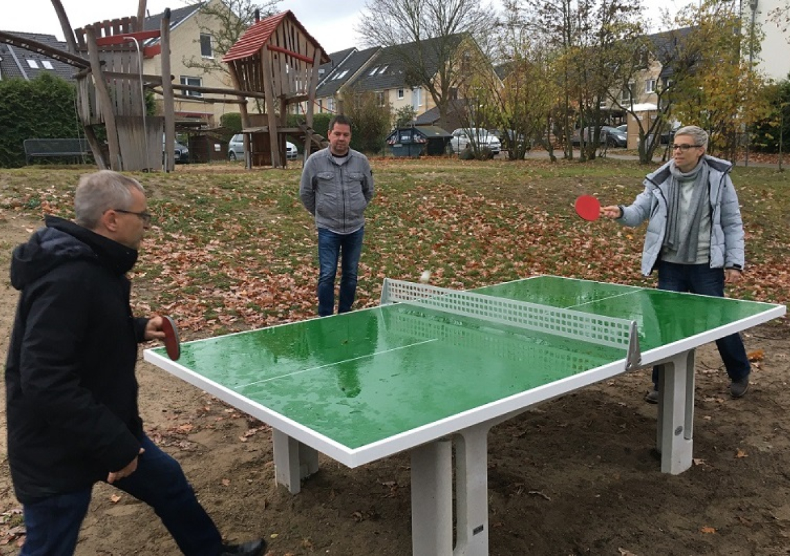 Veronika Priwitzer und Dr. Raimund Weiland weihen die neue Tischtennisplatte auf dem Seilbahnspielplatz in Borgsdorf im Beisein von Projektbetreuer René Stand ein.