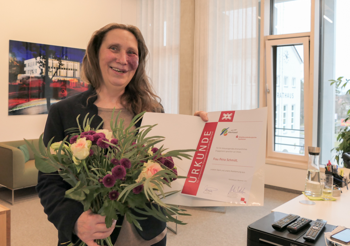 Petra Schmidt nimmt freudig den Ehrenamtspreis des Landkreises entgegen.