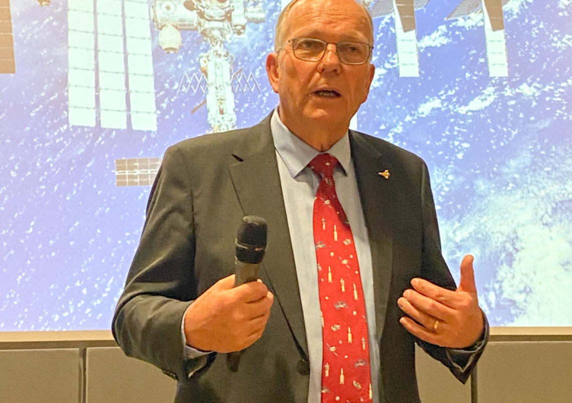 Astronaut Hans Schlegel spricht in der Niederheide über seine Reisen ins Weltall.