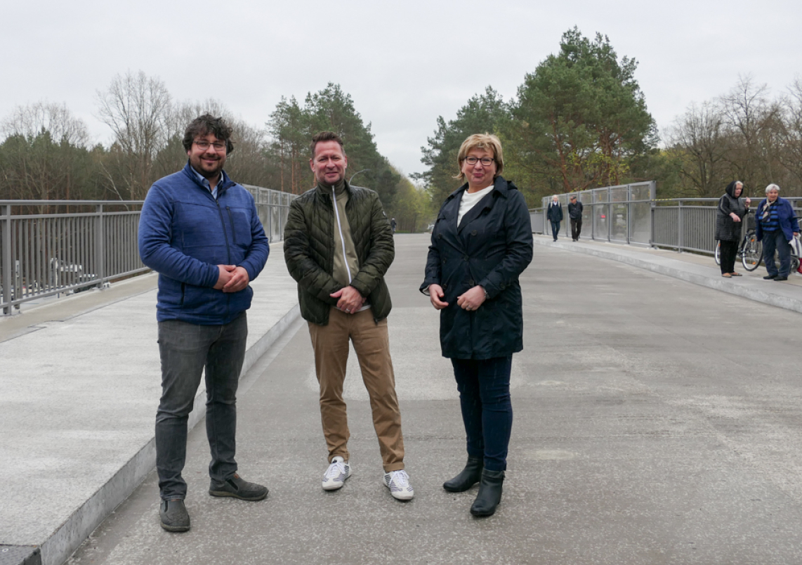 Felix Kaplan vom Landesbetrieb Straßenwesen, Bürgermeister Steffen Apelt und Inka Gossmann-Reetz (MdL) gaben die Brücke am Donnerstagnachmittag frei.