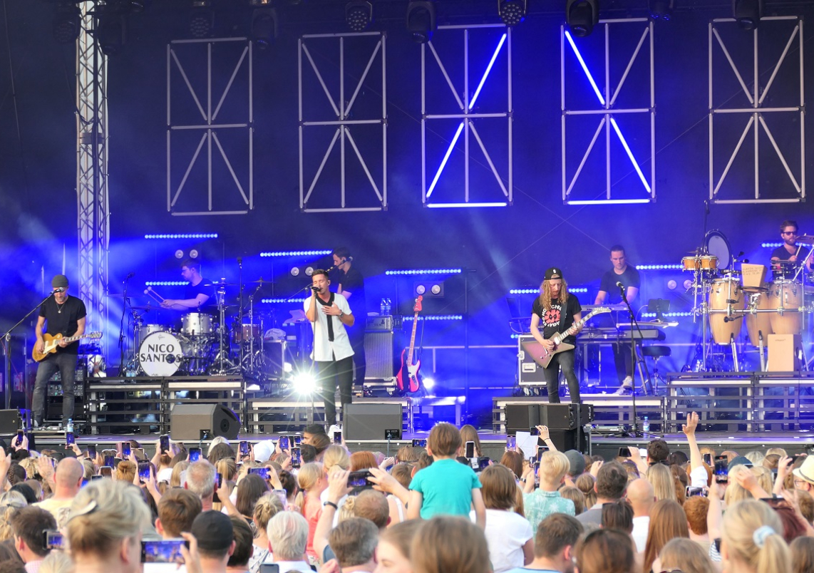 Nico Santos auf dem Rathausplatz.