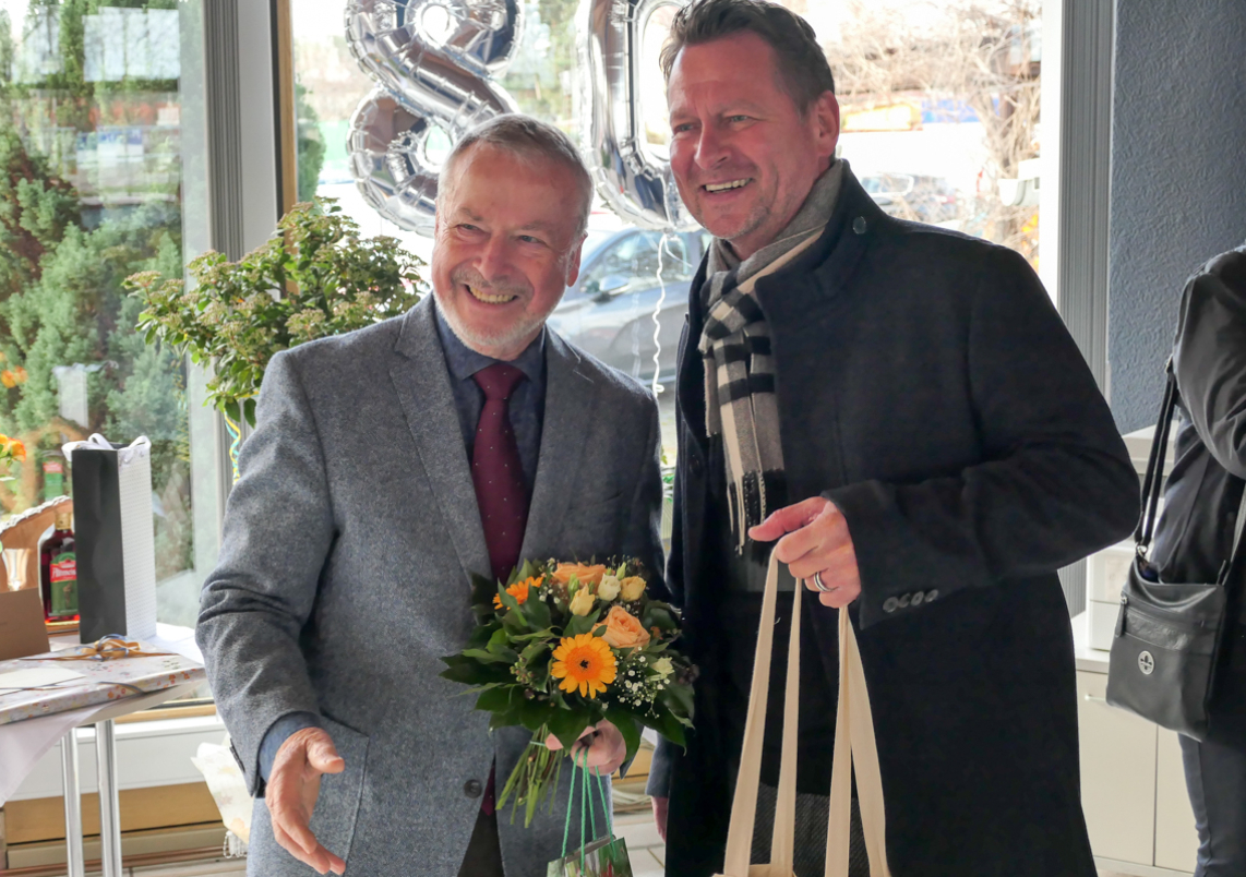 Bürgermeister Steffen Apelt (rechts) gratuliert Autohaus-Inhaber Uwe Lambeck zum 80. Geburtstag.