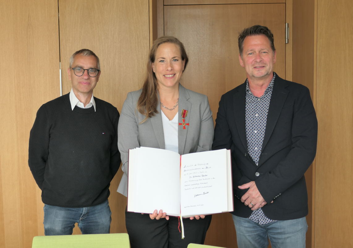 Bundesverdienstkreuzträgerin Dr. Katharina Reuter trägt sich ins Ehrenbuch der Stadt ein