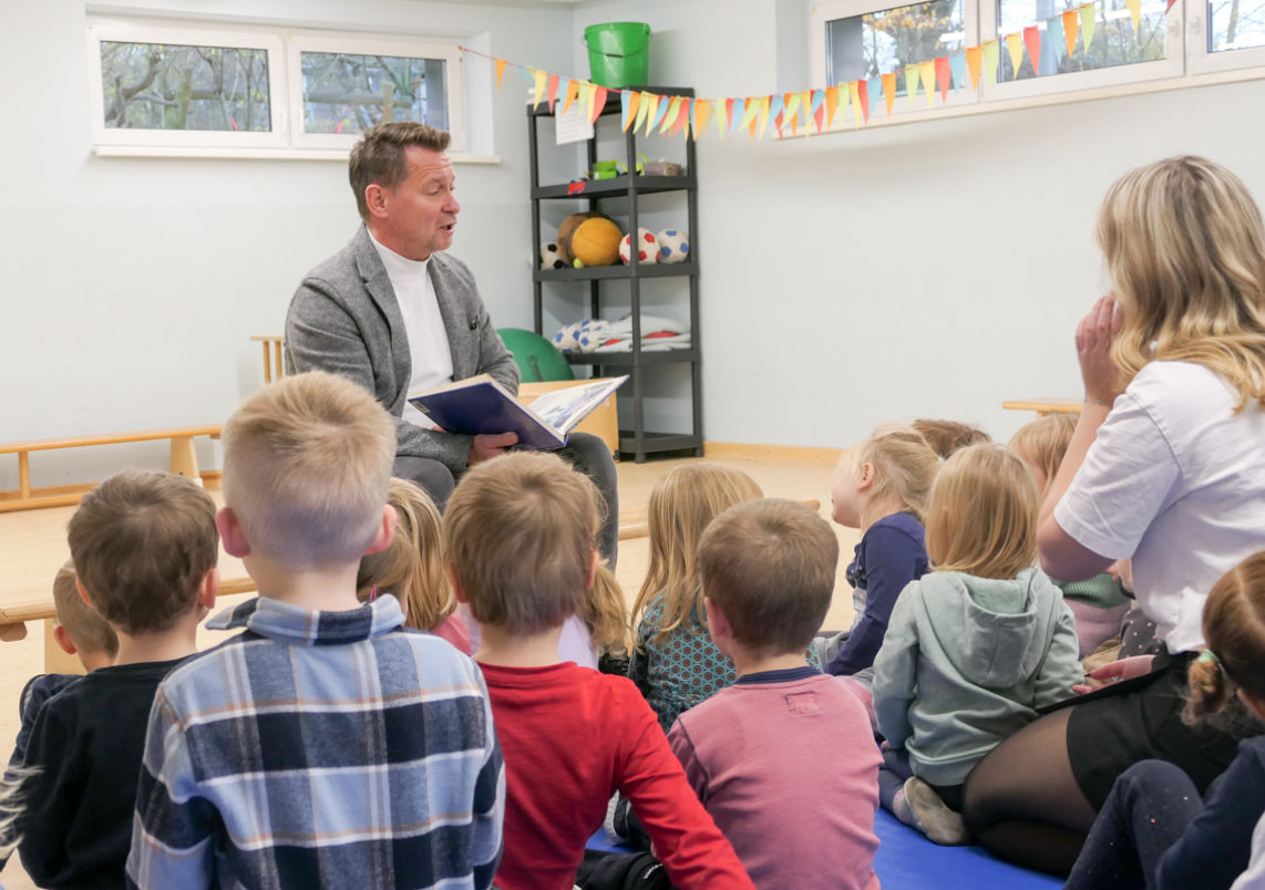 Bürgermeister Steffen Apelt las für Kinder in der Kita "Waldwichtel" Borgsdorf.