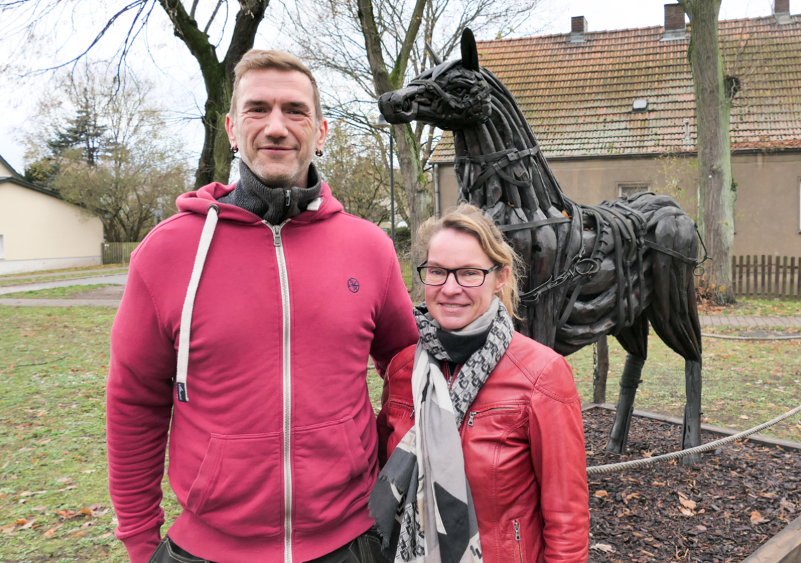 Der Künstler Holger Baumert und dessen Frau vor dem "Stolper Pferd".