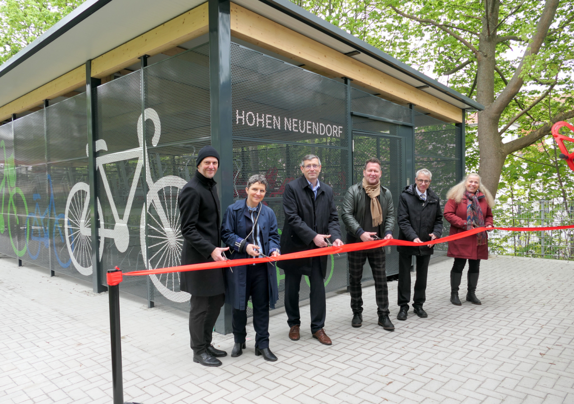 Die Fahrradabstellanlage am Müllheimer Platz wurde durch Vertreterinnen und Vertreter der Länder Berlin und Brandenburg sowie der Stadt Hohen Neuendorf eröffnet.