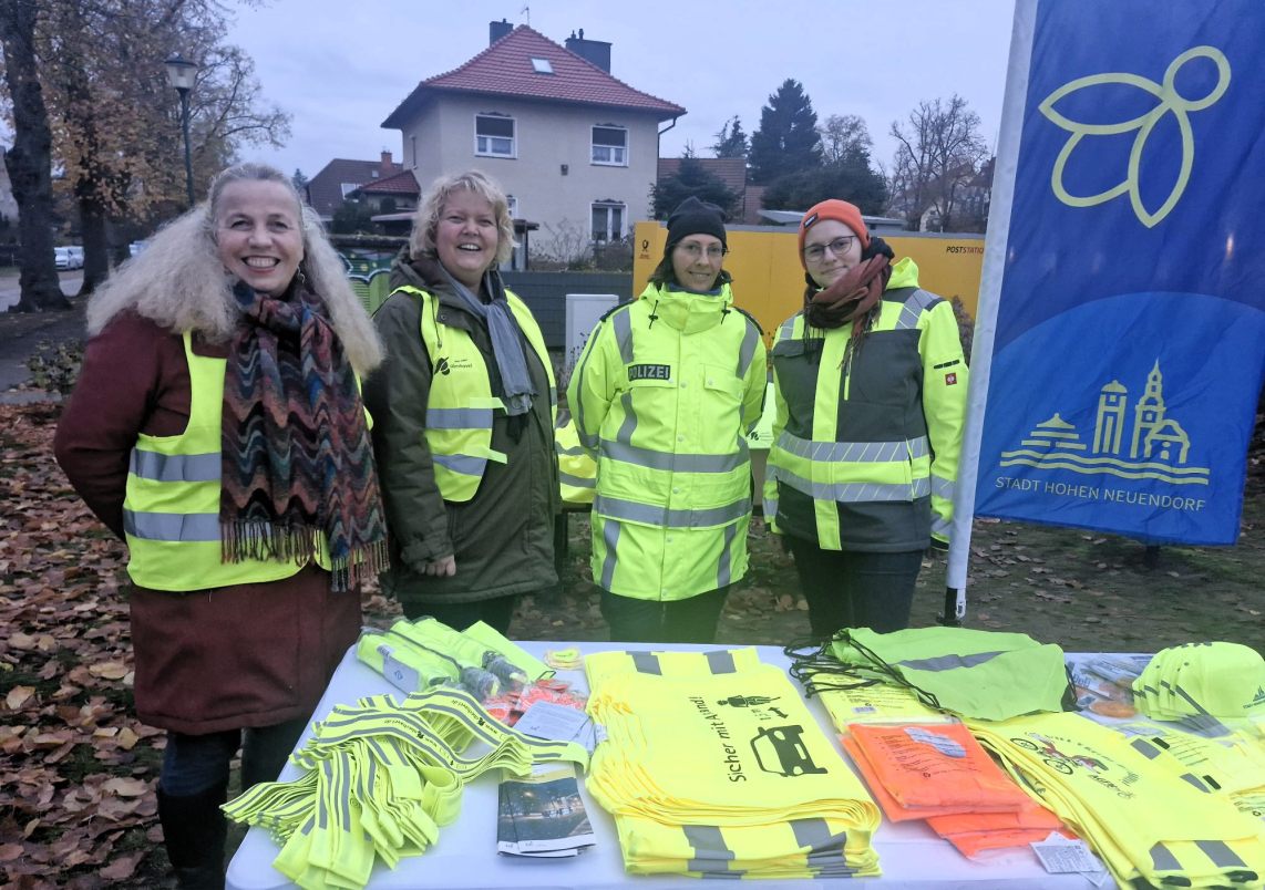 Anlässlich der Tage der Sichtbarkeit verteilte das Projektteam Leuchtmaterialien an Passanten.