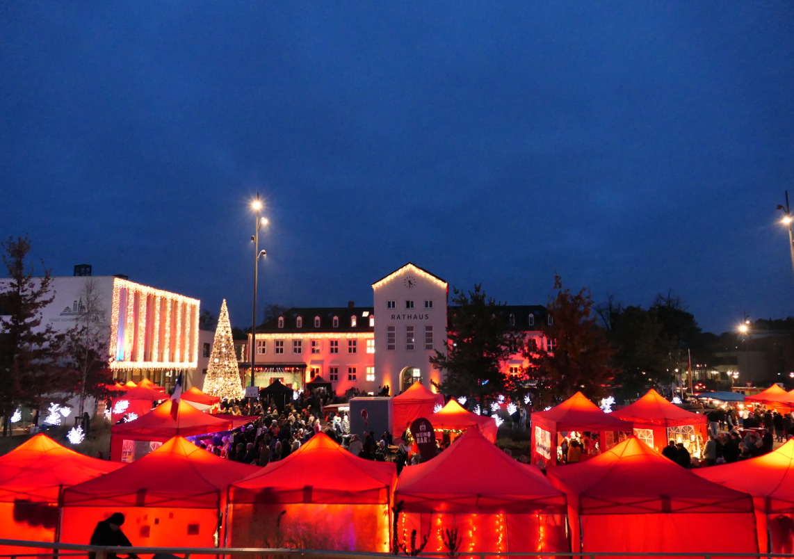 Adventsmarkt auf dem Rathausplatz Adventsmarkt auf dem Rathausplatz