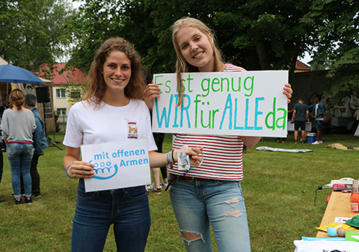 Nina aus Borgsdorf (l.) und Floriane warben für die Initiative „Mit offenen Armen“.