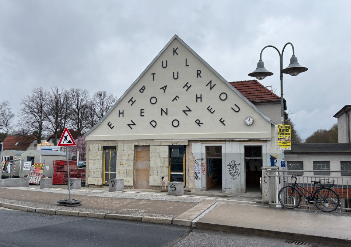 Die von Künstlerin Barbara Trautmann gestaltete Fassade ist fertiggestellt.