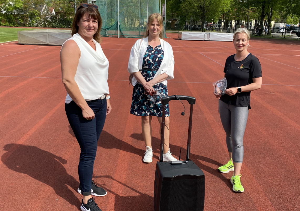 Michaela Werner, Erste Beigeordnete, überreichte den Trainerinnen eine neue Box und Headsets.