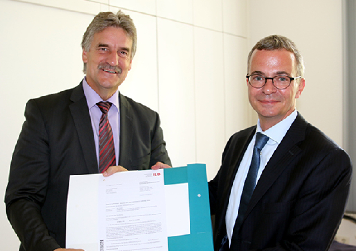 Vize-Landrat Egmont Hamelow (l.) erhält von Wirtschaftsminister Albrecht Gerber den vorläufigen Zuwendungsbescheid. Foto: Landkreis