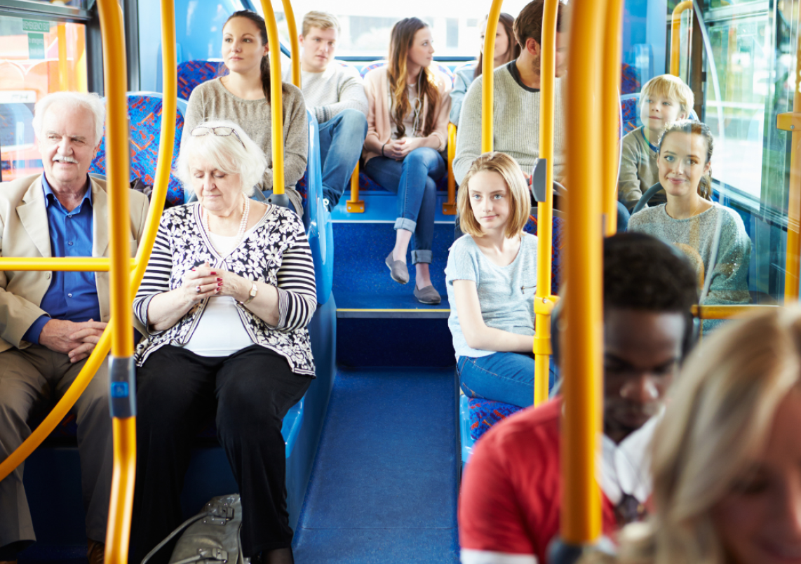 Fahrgäste im Bus ©canva.com