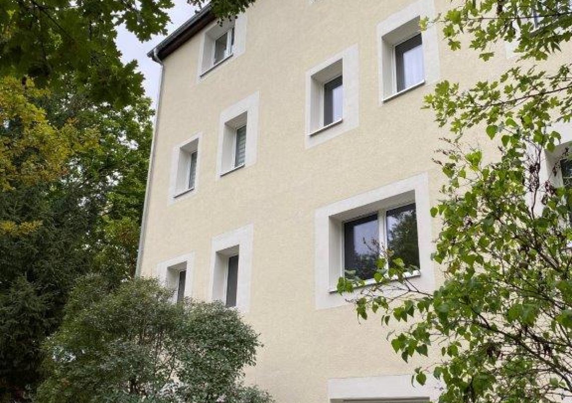 Das Foto zeigt die sanierte Fassade des Wohnobjekts Friedrich-Engels-Str.34.