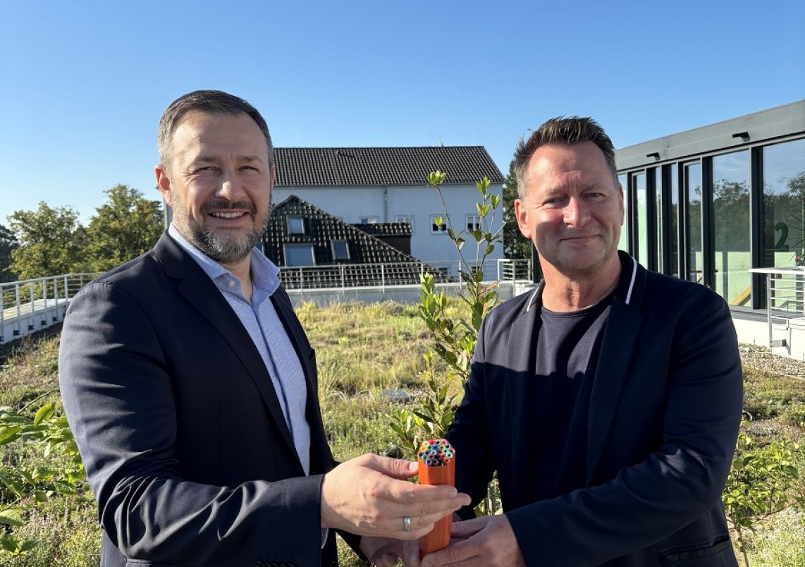 Glasfaserausbau in Hohen Neuendorf: Cristof Milek (Projektleiter von Deutsche Glasfaser) und Bürgermeister Steffen Apelt.