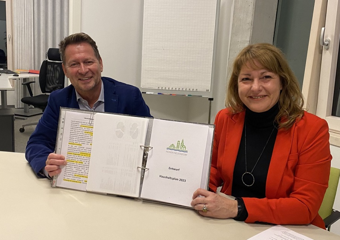 Bürgermeister Steffen Apelt und Kämmerin Michaela Müller-Lautenschläger stellen den Haushaltsentwurf für das Jahr 2023 vor.