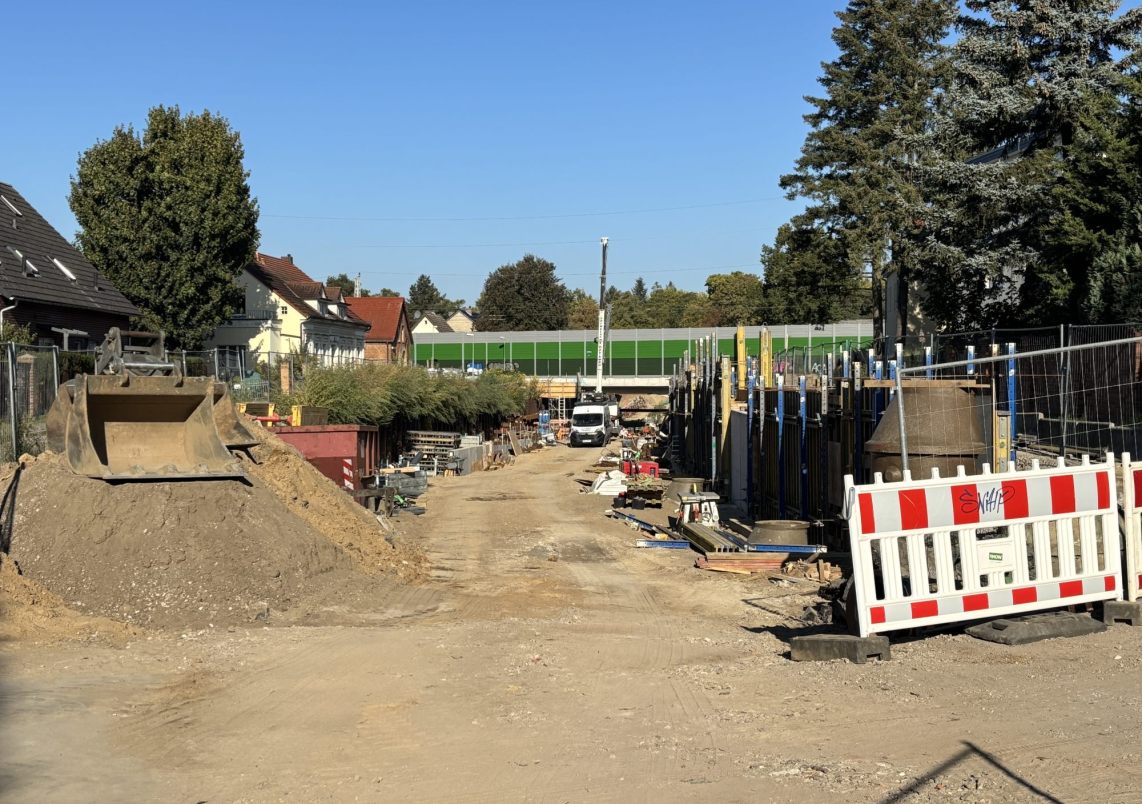 Baustelle an der Karl-Marx-Straße zur Erneuerung der Eisenbahnbrücke.