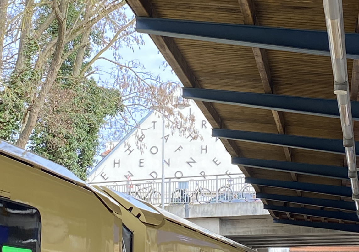 Blick vom Bahnsteig auf den Kulturbahnhof.