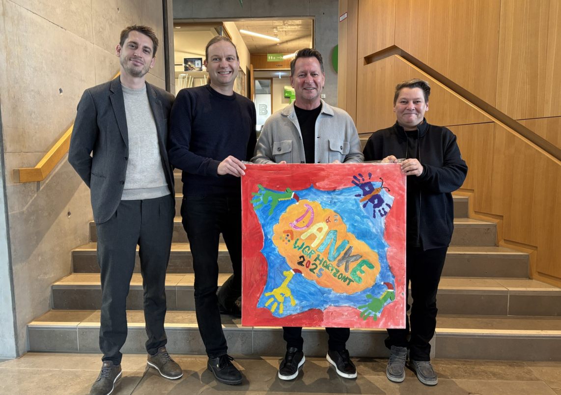 Die Stadt unterstützt die Kinder- und Jugendwohngruppen mit einer finanziellen Zuwendung in der Weihnachtszeit. Die Leitungen der Wohngruppen überreichen Bürgermeister Steffen Apelt und Fachbereichsleiter Soziales, Malte Borchert, ein Dankeschön für die finanzielle Zuwendung.