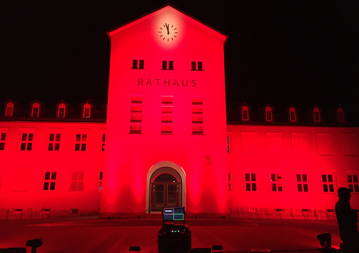 rot beleuchtetes Rathaus