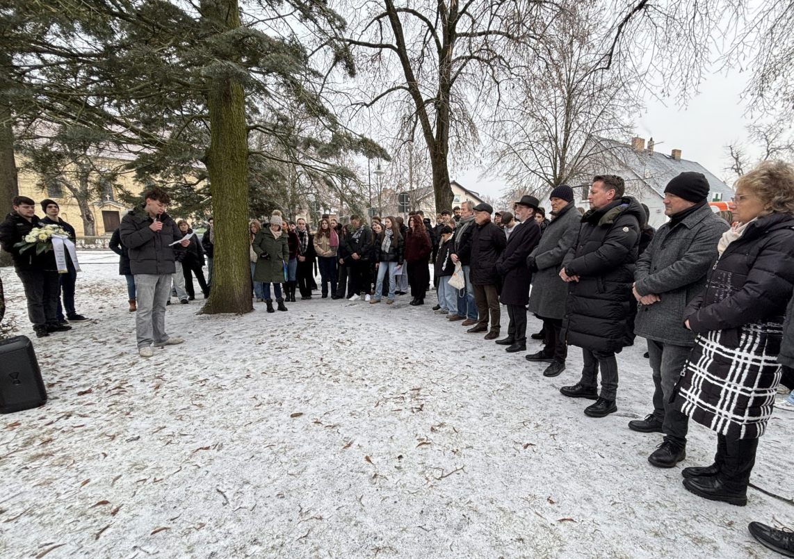 Die Bürgermeister von Hohen Neuendorf, Birkenwerder, Mühlenbecker Land und Glienicke/Nordbahn gedenken gemeinsame mit Schülerinnen und Schülern aus Mühlenbeck den Opfer des Nationalsozialismus.