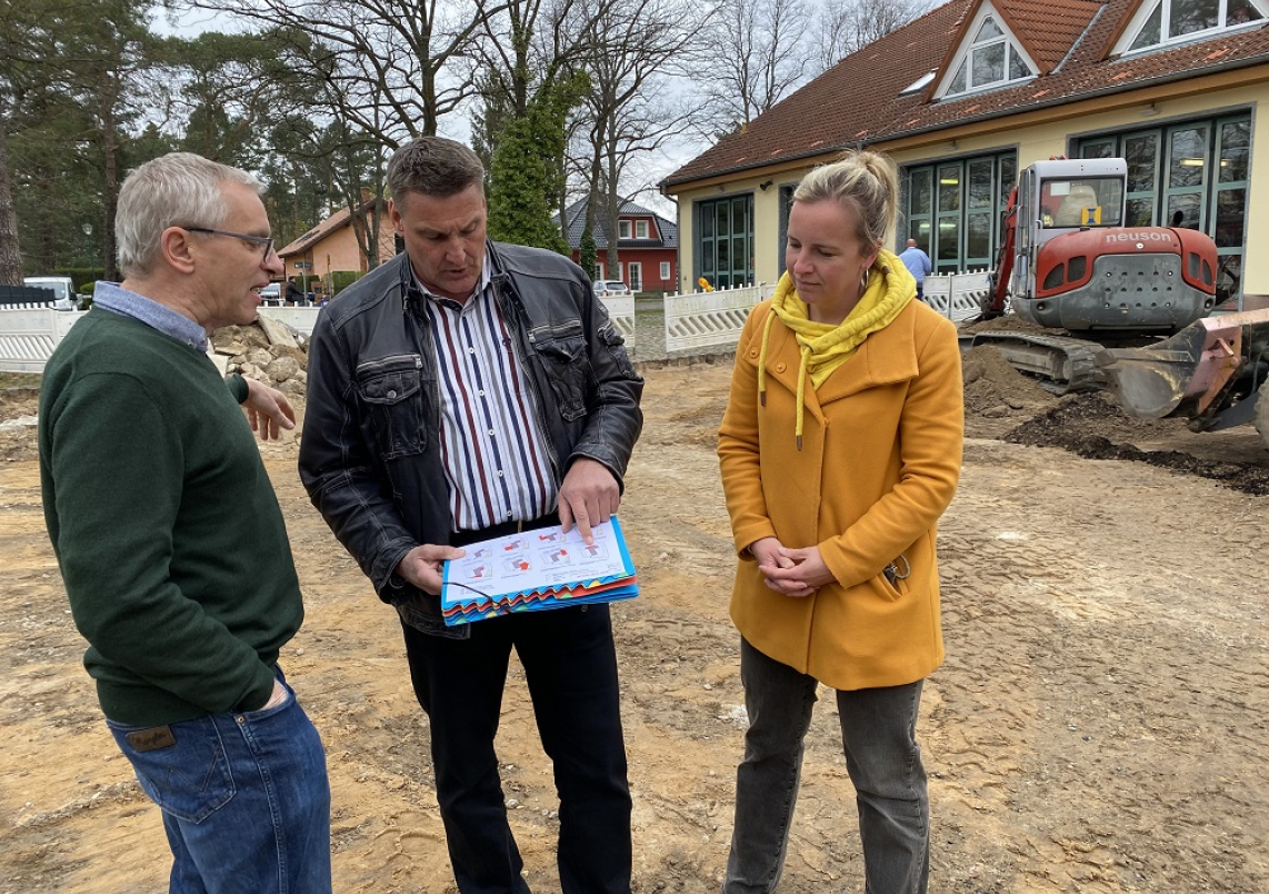 Kai-Uwe John vom städtischen Bauamt (Mitte) erläutert das Bauvorhaben den Stadtverordneten Dr. Raimund Weiland und Franziska Reichel.