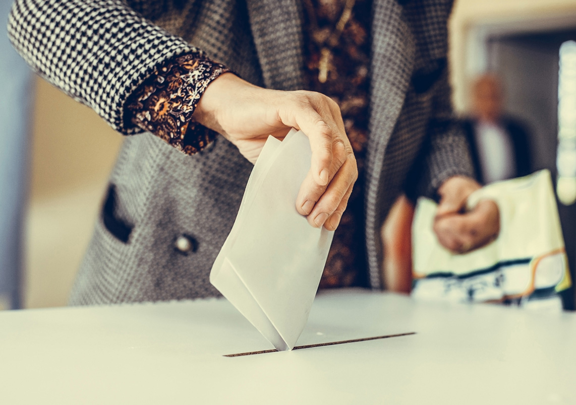 Wahlurne mit Zetteleinwurf