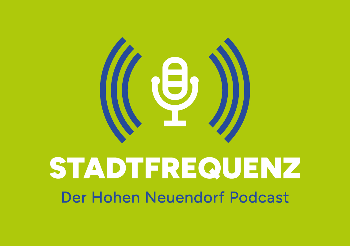 Das Logo des Hohen Neuendorfer Podcast zeigt ein Mikro mit Frequenzwellen. Darunter steht Stadtfrequenz - Der Hohen Neuendorf Podcast.