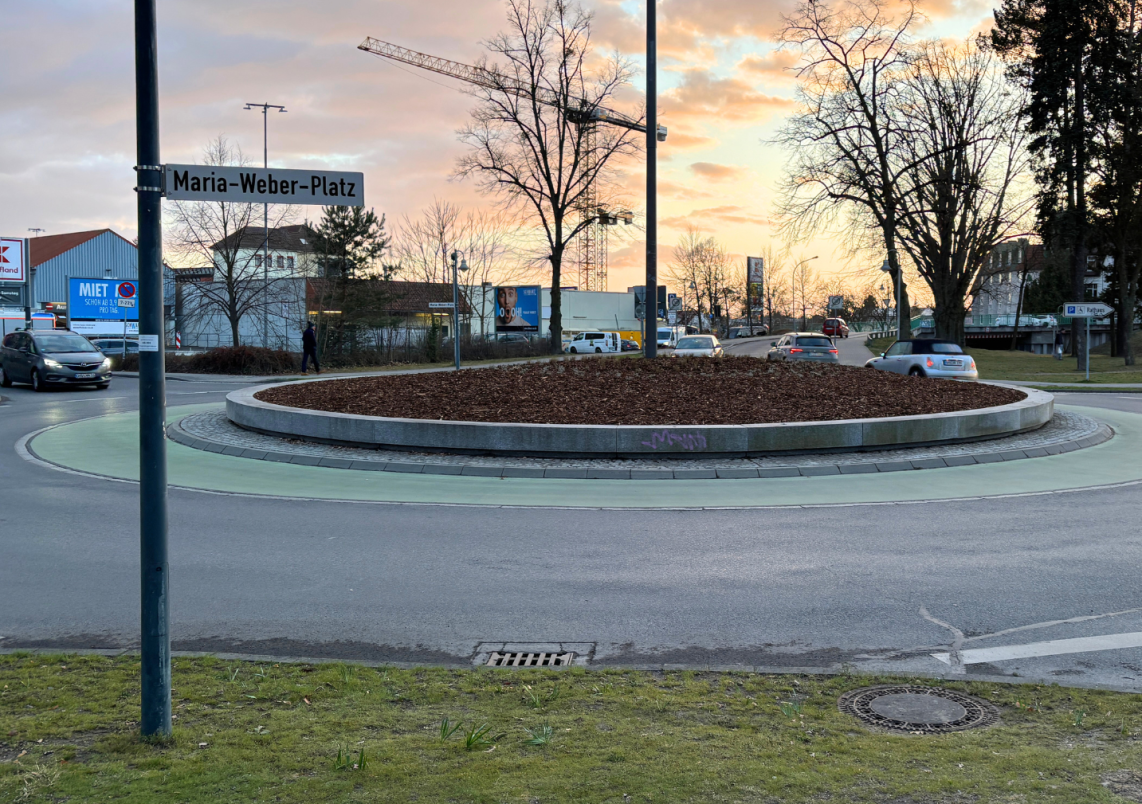 Kreisel am Rathaus in Maria-Weber-Platz benannt.